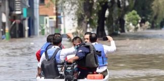AMLO sobrevuela Tula; asciende a 17 muertos el saldo de inundación