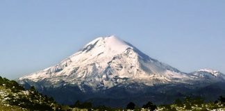 La organización Salvemos al Pico de Orizaba pide a INEGI corregir error de ubicación en Puebla. Pico de Orizaba