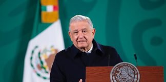 Anuncia AMLO vacuna de refuerzo a docentes y personal médico.