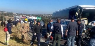 15 lesionados por choque entre autobús de pasajeros y pipa de Agua