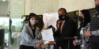 Congreso entrega constancias de manejo a trabajadoras