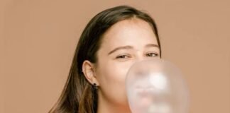 Consumir goma de mascar reduciría riesgo de partos prematuros, según estudio vida y salud