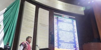 Hablante de la lengua tzotzil hace uso de la tribuna de la Cámara de Diputados