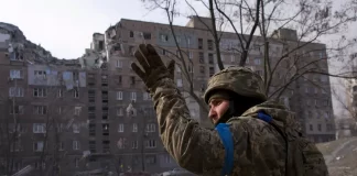 Fuerzas rusas atacan centro de refugiados en Ucrania