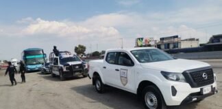 Autobús turístico transportaba ilegalmente migrantes en Puebla