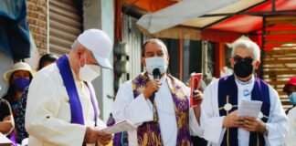 Encabeza arzobispo Viacrucis presencial