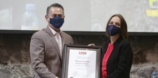 Escritora Ana García Bergua recibe reconocimiento en la UAEH