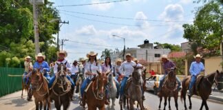Recibe Carolina Viggiano demostraciones de apoyo y simpatía durante Cabalgata de la Victoria