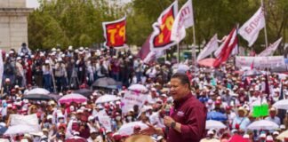 Corona Julio Menchaca su campaña electoral en la Plaza Juárez de Pachuca