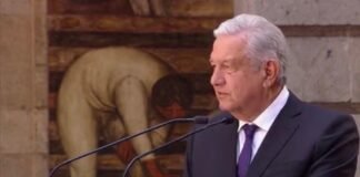 Condecora AMLO a maestros