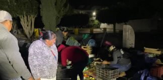 Sujetos avientan mercancía de comerciantes desalojados en Ixmiquilpan