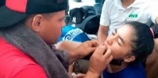 Migrantes se cosen la boca en protesta contra línea de autobuses en Monterrey