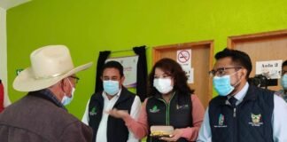 Personas mayores reciben lentes en Cuautepec