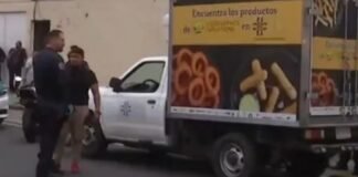 Camioneta fuera de control atropella a dos adultos y una menor, en Reforma