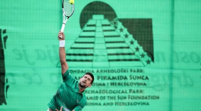 Novak Djokovic juega entre pirámides