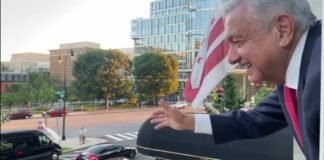 Migrantes llevan mariachi a López Obrador en Washington