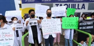 «Ni una bata menos» expresaron durante marcha por justicia del asesinato de pasante médico en Durango