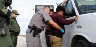 Detienen en Florida a mexicano que trasladaba ilegalmente a migrantes en una camioneta