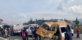 Deja persona muerta y 16 heridas la volcadura de camioneta de transporte público en la México-Puebla