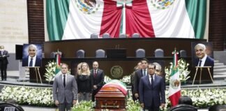Rinden homenaje de cuerpo presente en San Lázaro a Alejandro Colín, director de eventos