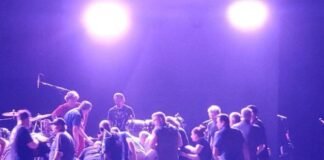 Carlos Santana se desploma sobre el escenario en Michigan