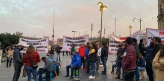 Dueños de verificentros en Hidalgo se manifestaron en Palacio Nacional