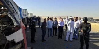 Deja 25 muertos y 35 heridos choque de autobús contra camión en Egipto