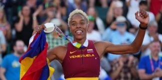 Venezolana Yulimar Rojas, la primera tricampeona mundial de triple salto