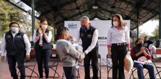 Niñas y niños de Pachuca reciben Becas W15 para evitar la deserción escolar