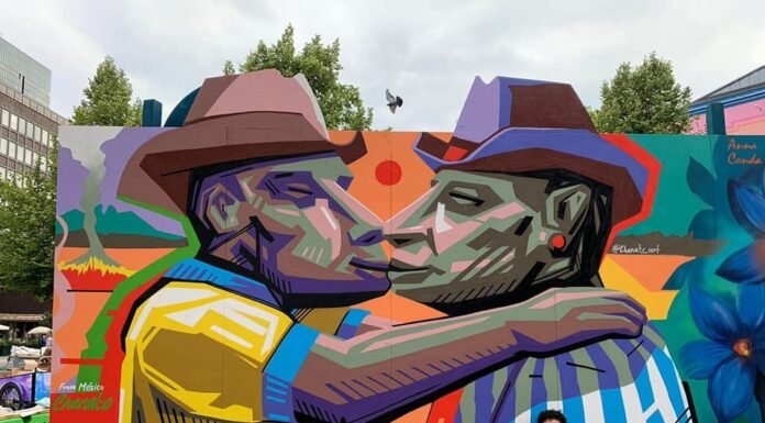 Artista pinta beso de hombres aficionados de Tigres y Monterrey en las calles de Dinamarca