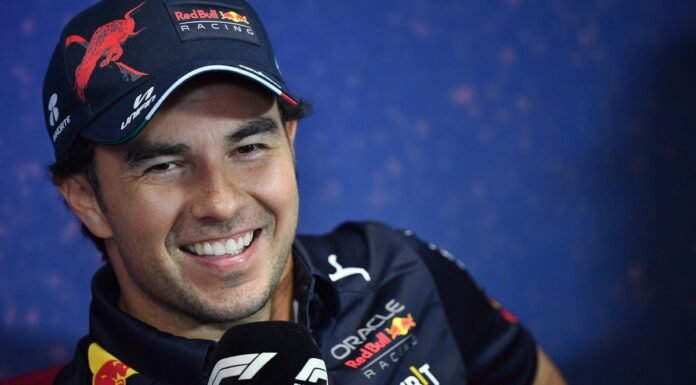 Checo sufre ataque de estornudos debido a alergia durante práctica del Gran premio de Hungría