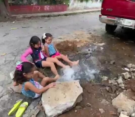 Usan fuga de agua en Cuernavaca ¡como jacuzzi!