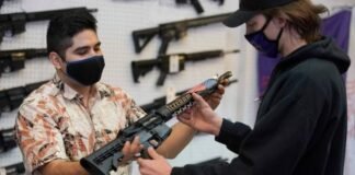 Revisará NY redes sociales del postulante antes de otorgar licencia para portar armas