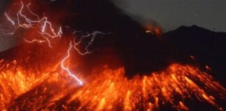 Japón en alerta máxima tras erupción en volcán Sakurajima