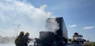 Bloquean carretera en Zacatecas, bajan pasajeros y queman camión