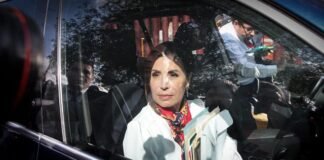 Rosario Robles entrega pasaporte y acude a firmar libro de registro en la FGR