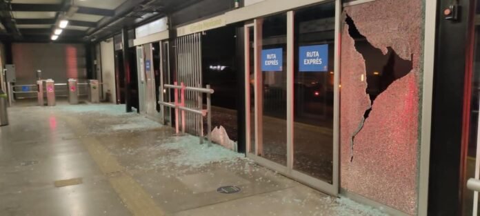 disparan contra cristales de estación