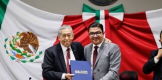 Entrega Simón Vargas en el Congreso Local 6º informe de resultados de Omar Fayad