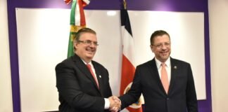 Asiste Ebrard a toma de posesión de Petro