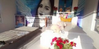 Llora “Bombona” en la tumba de Debanhi