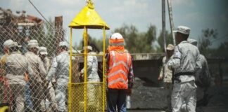 Tras entrada de buzo, contemplan descender “cápsula de la vida” para rescatar a mineros en Coahuila