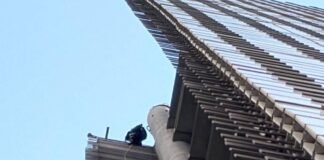 Retiran de la Estela de Luz la manta de protesta contra la militarización