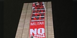 “16 años de impunidad militar” fue el duro mensaje que desplegaron activistas en la Estela de Luz