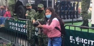 ¡Llévele la foto! Militares prestaron armas a civiles “para tomarse la foto” en el Zócalo