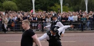 Hombre salta valla y corre contra el auto del Rey Carlos III en Reino Unido