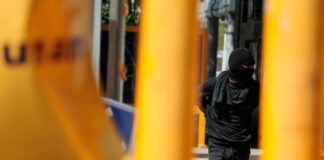 Encapuchados toman Prepa 5 de la UNAM en CDMX