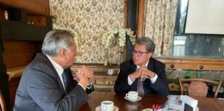 Asiste Monreal a la toma de protesta de Menchaca