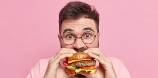 Hombres que comen comida ultraprocesada podrían sufrir más de cáncer colorrectal
