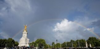 Brilla doble arcoíris sobre Buckingham previo al anuncio de la muerte de la reina Isabel