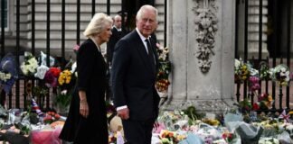 Reaparece Carlos III en las mediaciones del Palacio de Buckingham tras la muerte de Isabel II